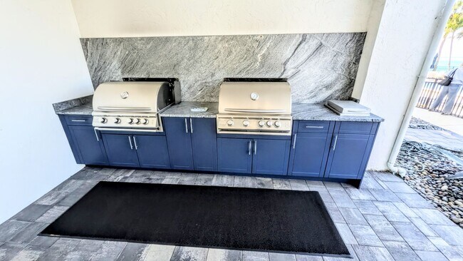 Building Photo - Annual UNfurnished Siesta Key Gulf front 2/2 condo with water views!