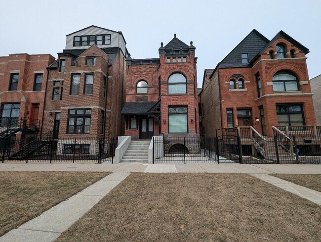 Building Photo - 2150 W Monroe St