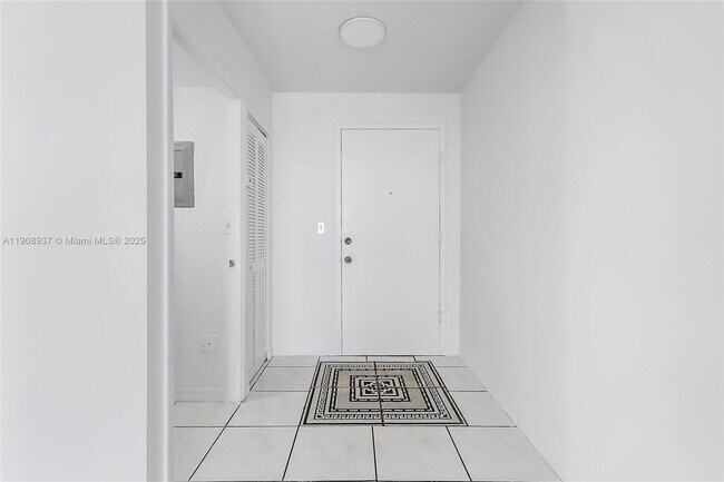 Building Photo - 2642 Collins Ave