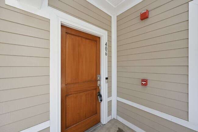 Building Photo - Spacious Germantown Gem!