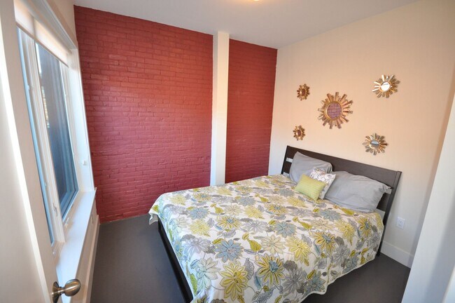 Building Photo - Amazing 3 bed 1.5 bath in the South End!!!