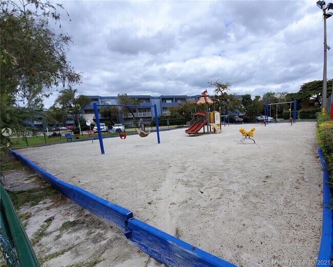 Building Photo - 9363 Fontainebleau Blvd