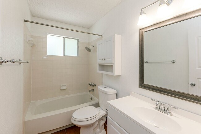 Building Photo - Marvelous in Milwood!