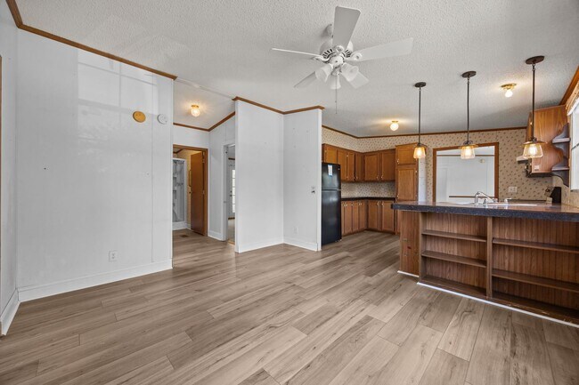 Building Photo - 4 bedroom 2 bathroom spacious home!