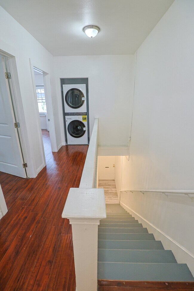 Building Photo - 2624 S Budlong Ave