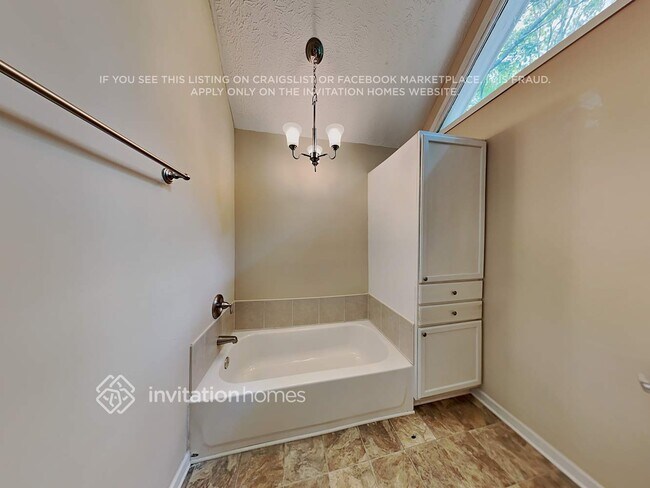 Building Photo - 990 Thousand Oaks Dr