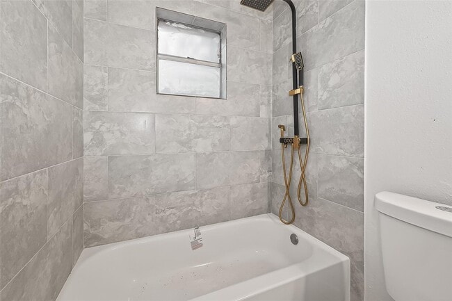 Building Photo - 16235 La Terra Dr