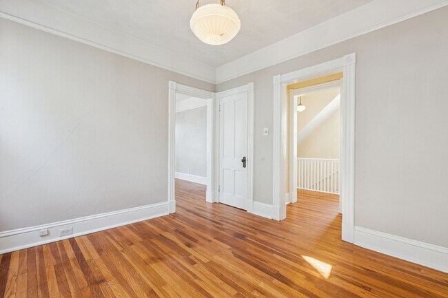 Building Photo - BEAUTIFUL Second Floor Unit in Olde Towne!