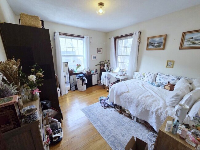 Building Photo - WOW!  LANDLORD PAYS BROKER FEE!!  UPDATED 3.5 BED/2 BATH IN PRIME COOLIDGE CORNER LOCATION