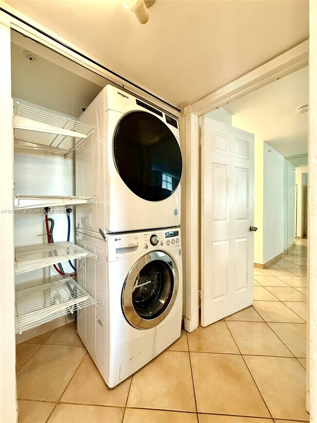 Building Photo - 555 NE 30th St