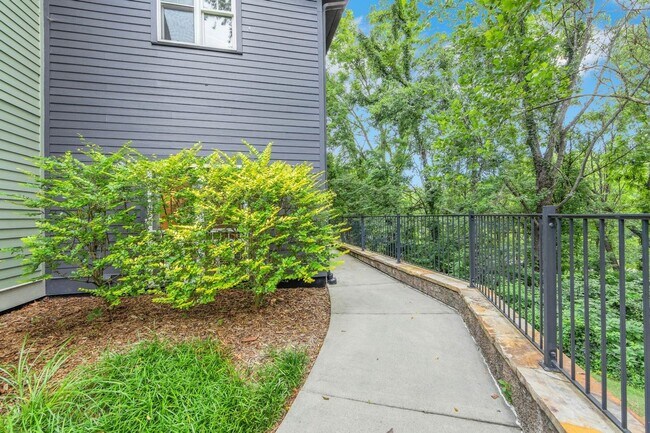 Building Photo - Charming 2BR Condo in Asheville