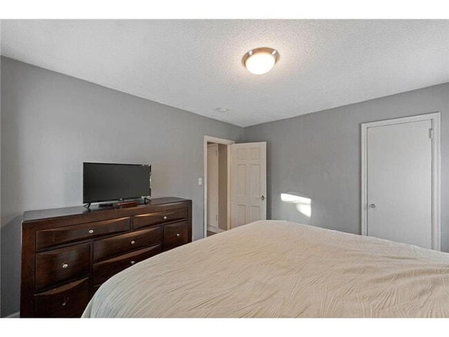 Building Photo - 4042 Lake Rd Ave