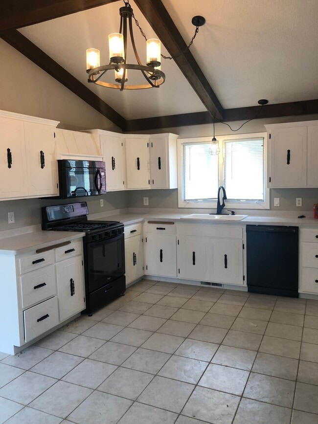 Building Photo - Single Family Home - River Views - Updated Finishes!