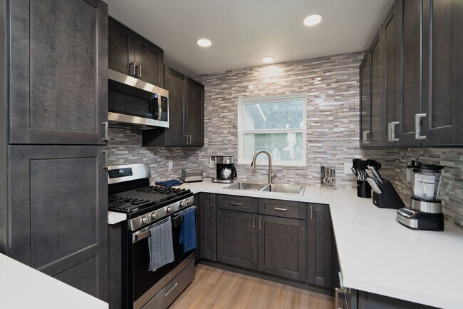 Building Photo - New Charming ADU!!! 1 Bed/1 Bath 490 Sq. Ft. $2,300/mo.