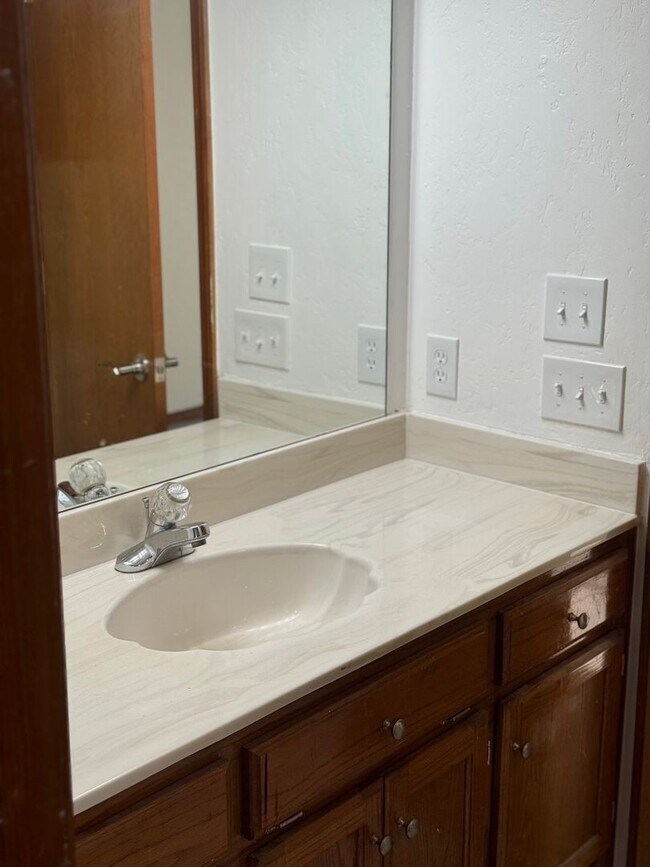 Building Photo - Comfortable Home in Moore