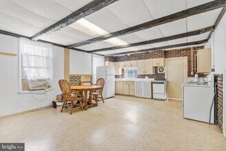 Building Photo - 522 Monmouth St