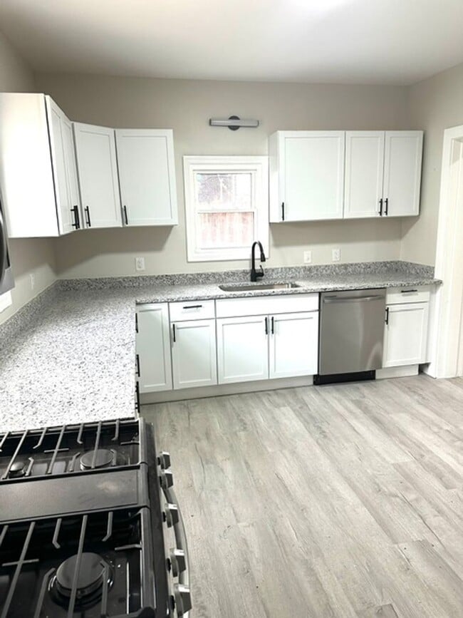 Building Photo - Completely Updated 3 Bedroom Home!