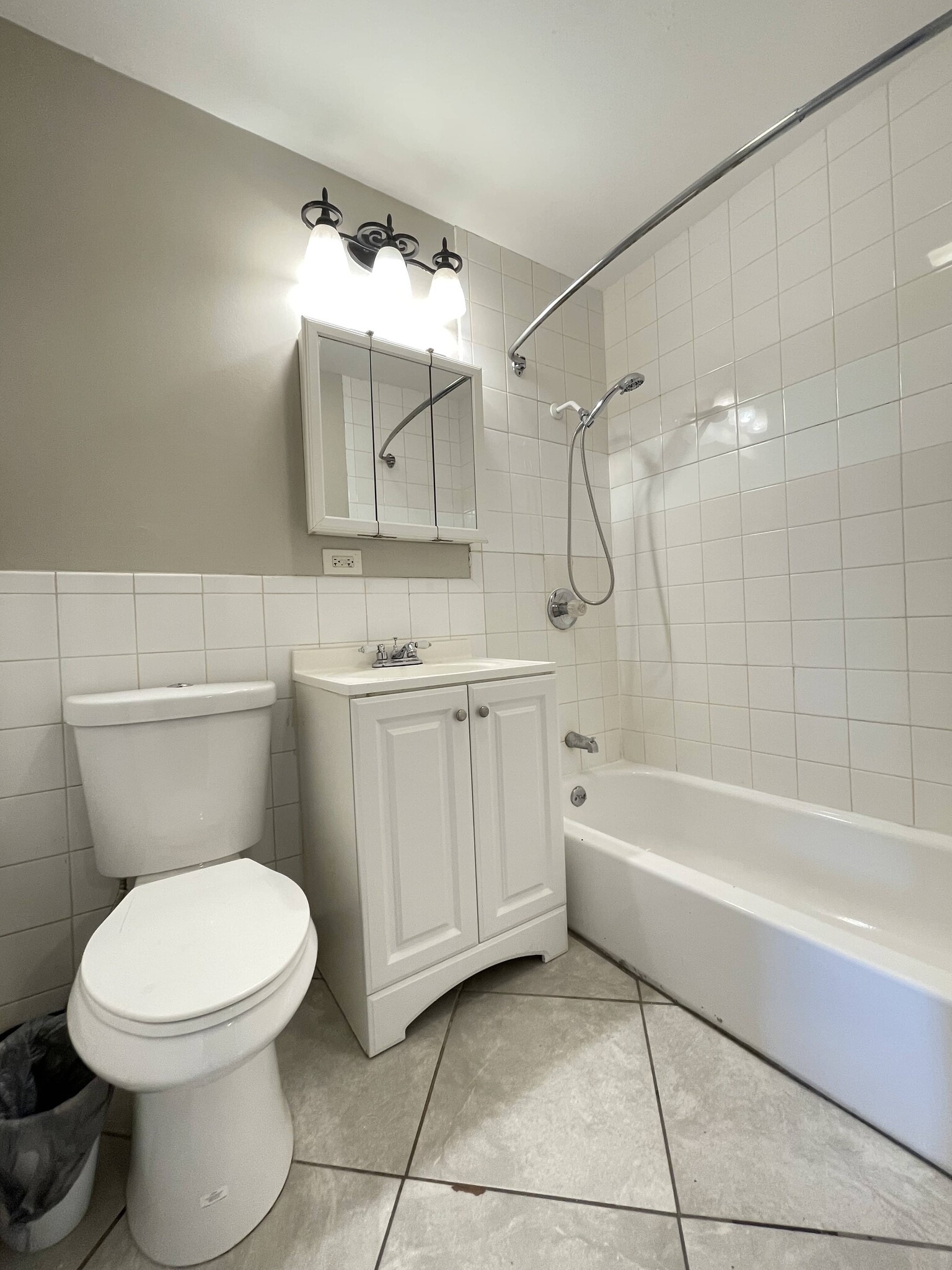 Building Photo - 565 Sidney Ave