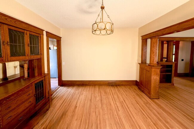 Building Photo - Renovated House for Rent!