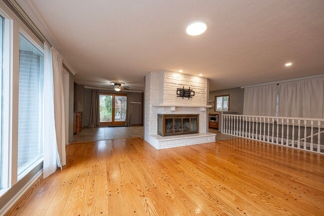 Building Photo - Beautiful 3 Bedroom Home in Franklin Regional School District