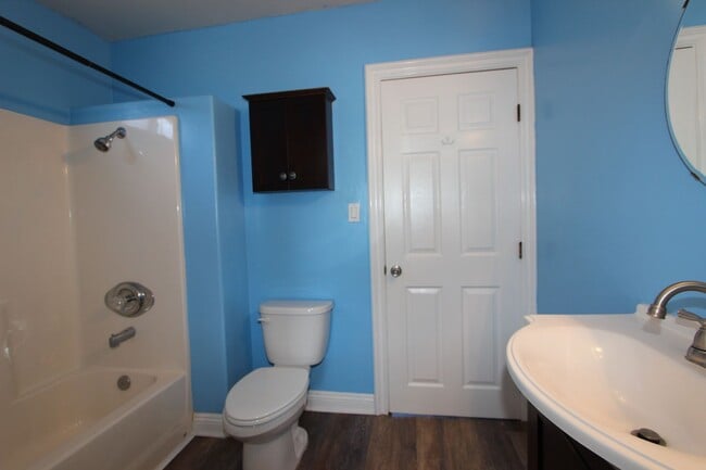 Building Photo - Beautiful 2 bedroom 1.5 bathroom available for rent now