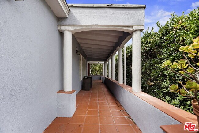 Building Photo - 7764 Fountain Ave