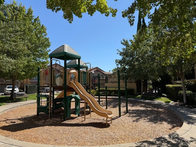 Building Photo - 3301 N Park Dr