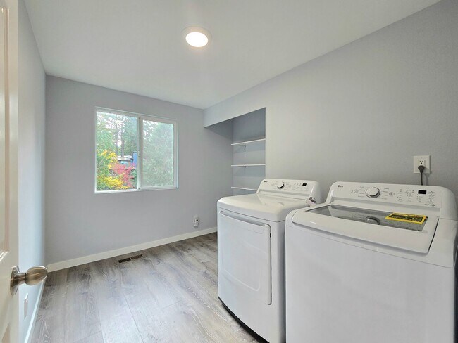 Building Photo - 4 Bedroom 3 Bath in Lake Forest Park