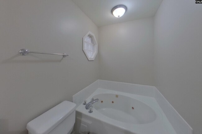Building Photo - 229 Montclaire Cir