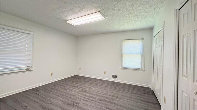 Building Photo - 2421 Fieldstone Dr SE