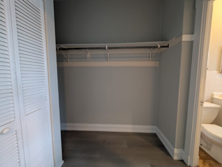 Building Photo - 2234 W Wilson Ave