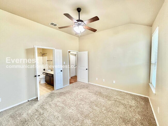 Building Photo - 3 Bed, 2 Bath Home with Fenced Yard & Garage / Pet-Friendly / Available Now!