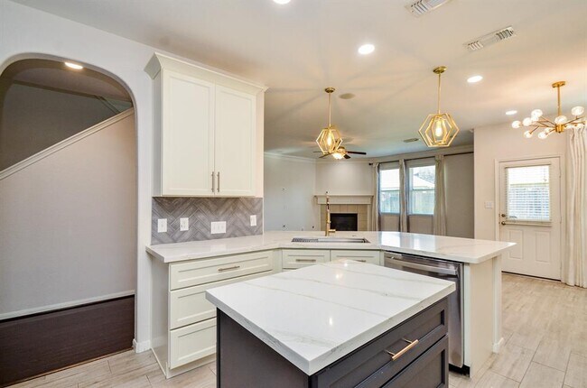 Building Photo - 7015 Baitland Dr