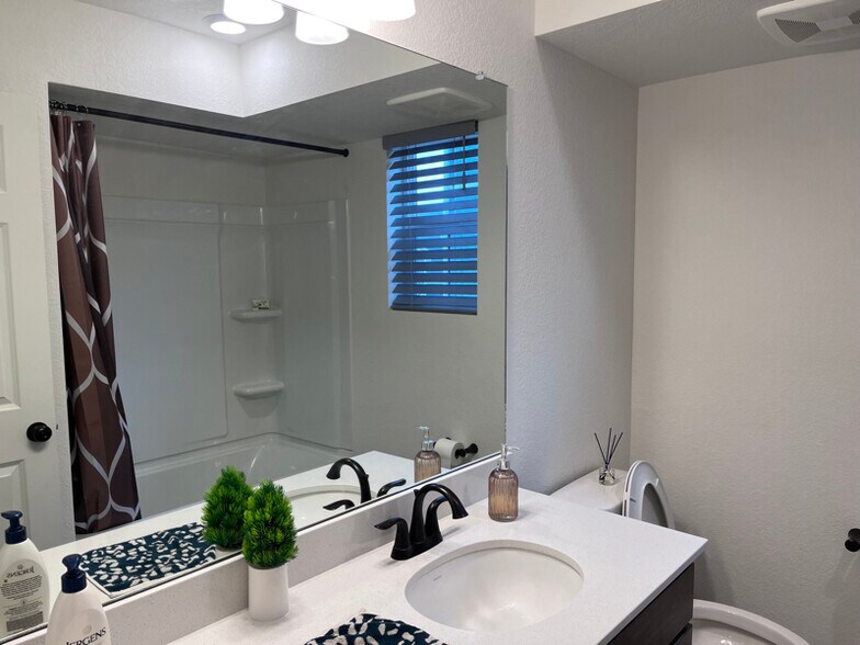 Building Photo - 3960 N Quatar Ct