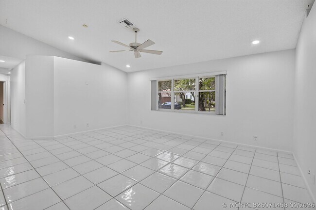 Building Photo - 924 Spoonbill Cir
