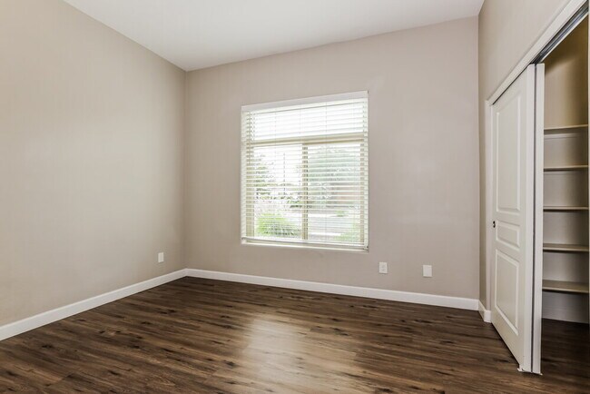 Building Photo - 2102 E Fawn Dr