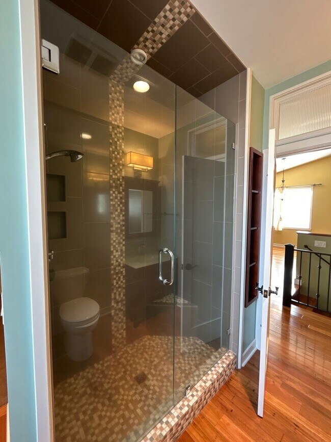 Building Photo - 2 Bedroom / 1.5 Bath Executive Apartment i...