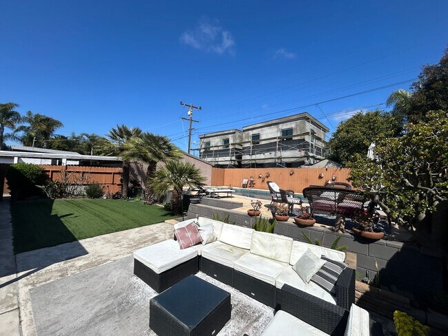 Building Photo - 3 Bed, 1 Bath in Clairemont with a Pool!