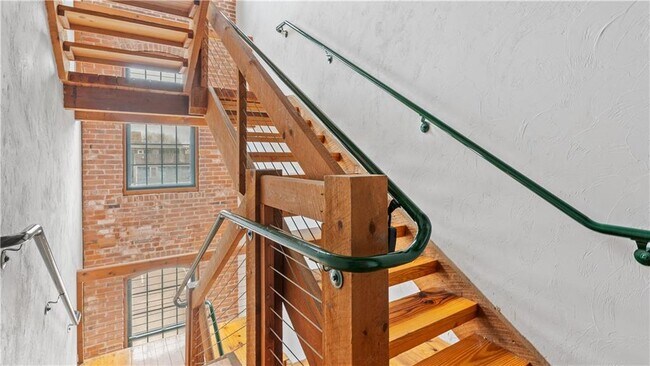 Building Photo - 407 Pine St