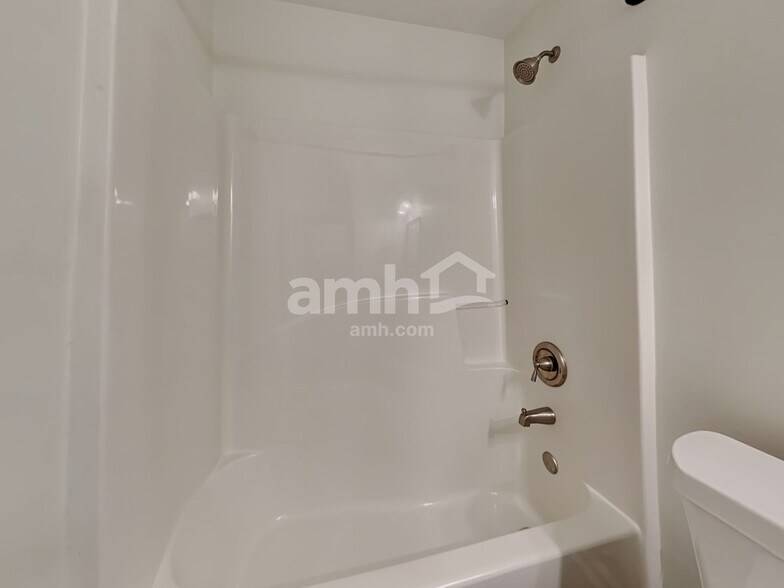 Building Photo - 408 Fairlawn Dr