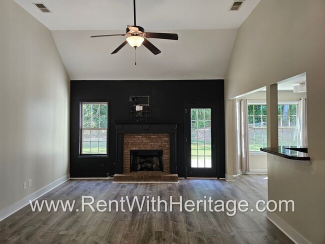 Building Photo - Amazing 4 Bedroom/ 3 Bath Home / Attention...
