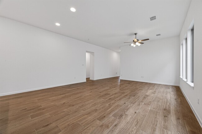 Building Photo - 5015 Bowen Pr Dr