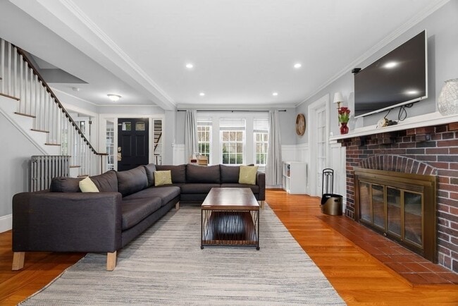 Building Photo - 859 Fellsway W