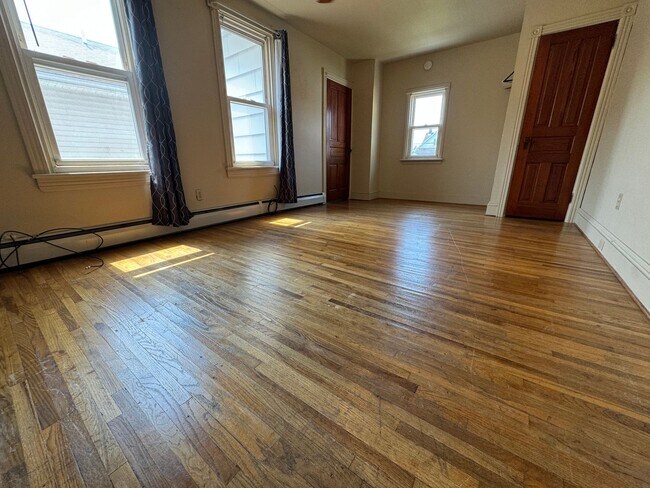 Building Photo - THREE BEDROOM/ONE BATH TWIN