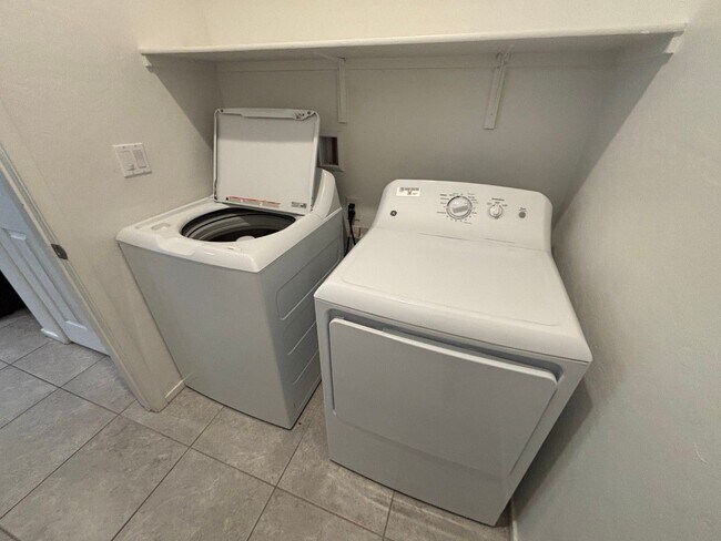 Building Photo - Beautiful Gated 3-Bed, 2.5-Bath Townhome i...