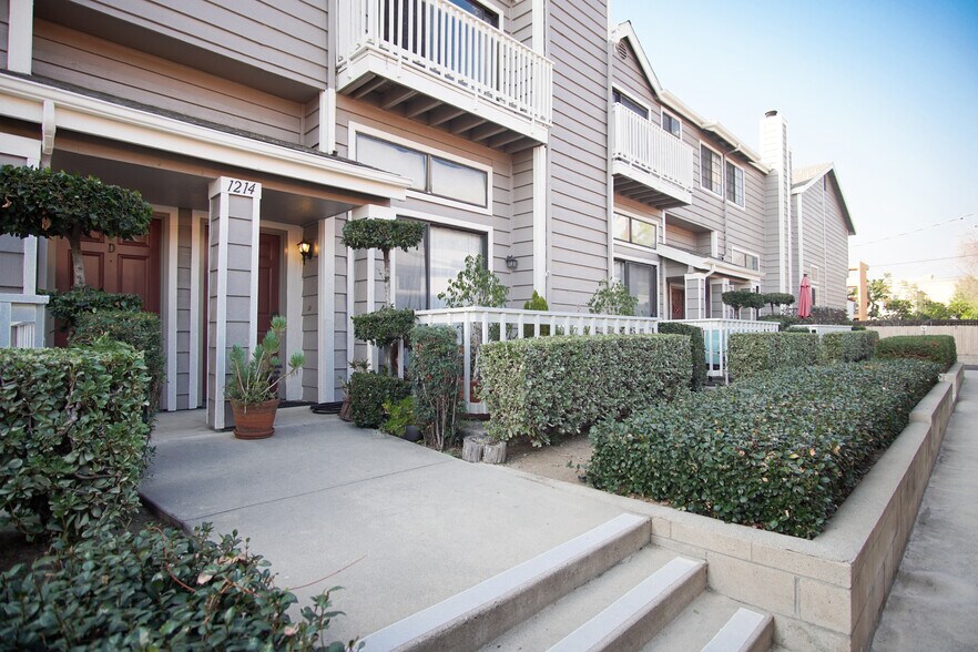 Primary Photo - 1214 S Mayflower Ave