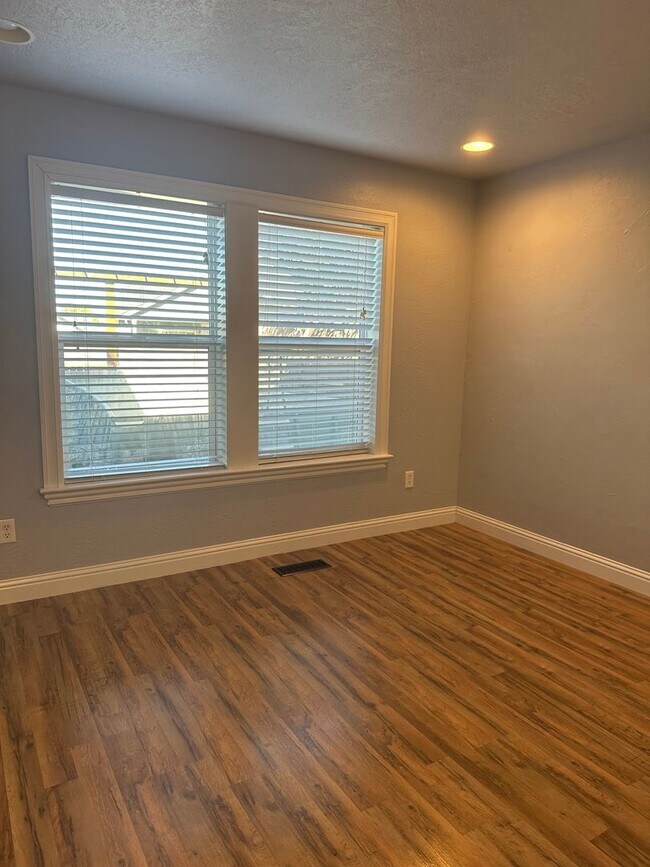 Building Photo - Amazing Price! Amazing Location!