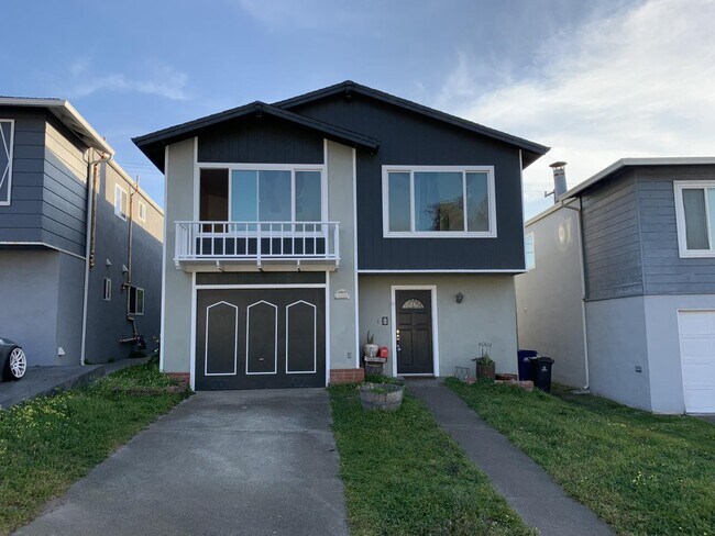 Building Photo - 1315 Skyline Dr
