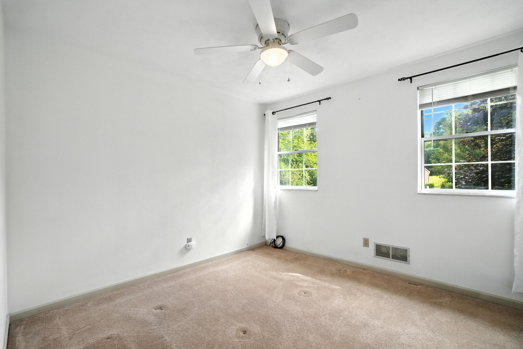 Building Photo - 560 Monticello Dr