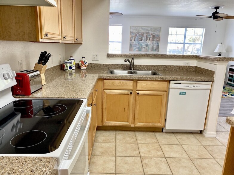 Newer glass top stove - 1000 Villagio Cir